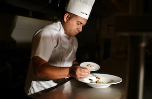 En Sexto Asador, cada corte, proteína y preparación pasan por una cocina diseñada alrededor del fuego.