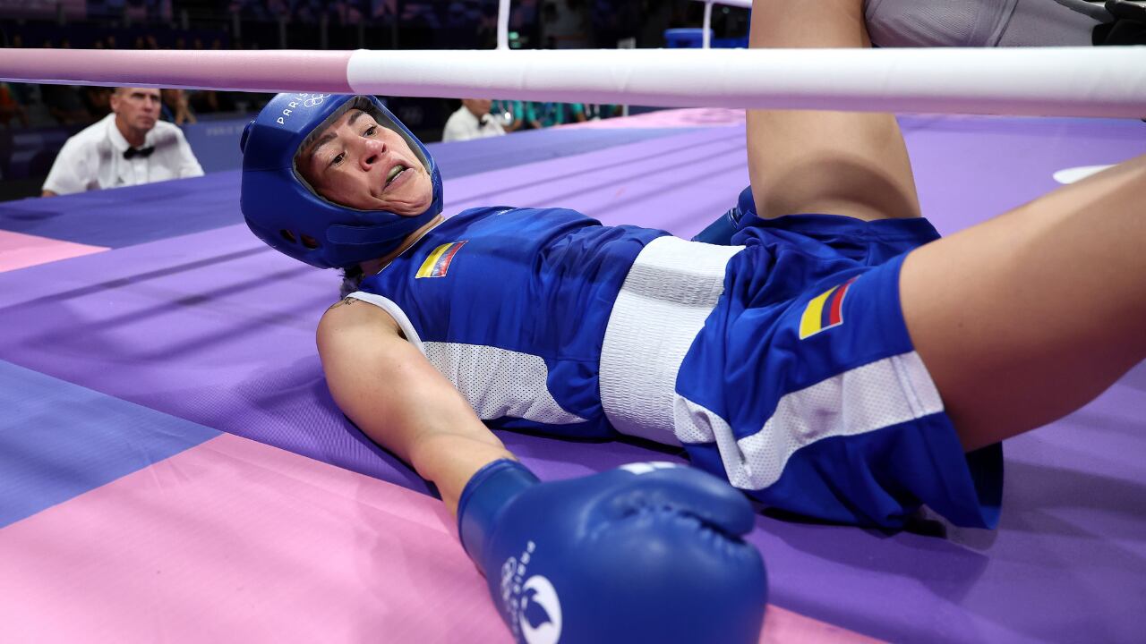 Yeni Marcela Arias Castaneda del equipo de Colombia se cae durante el partido de cuartos de final de 54 kg femenino contra Aeji Im del equipo de la República de Corea en el sexto día de los Juegos Olímpicos de París 2024 en el North Paris Arena el 01 de agosto de 2024 en París, Francia.