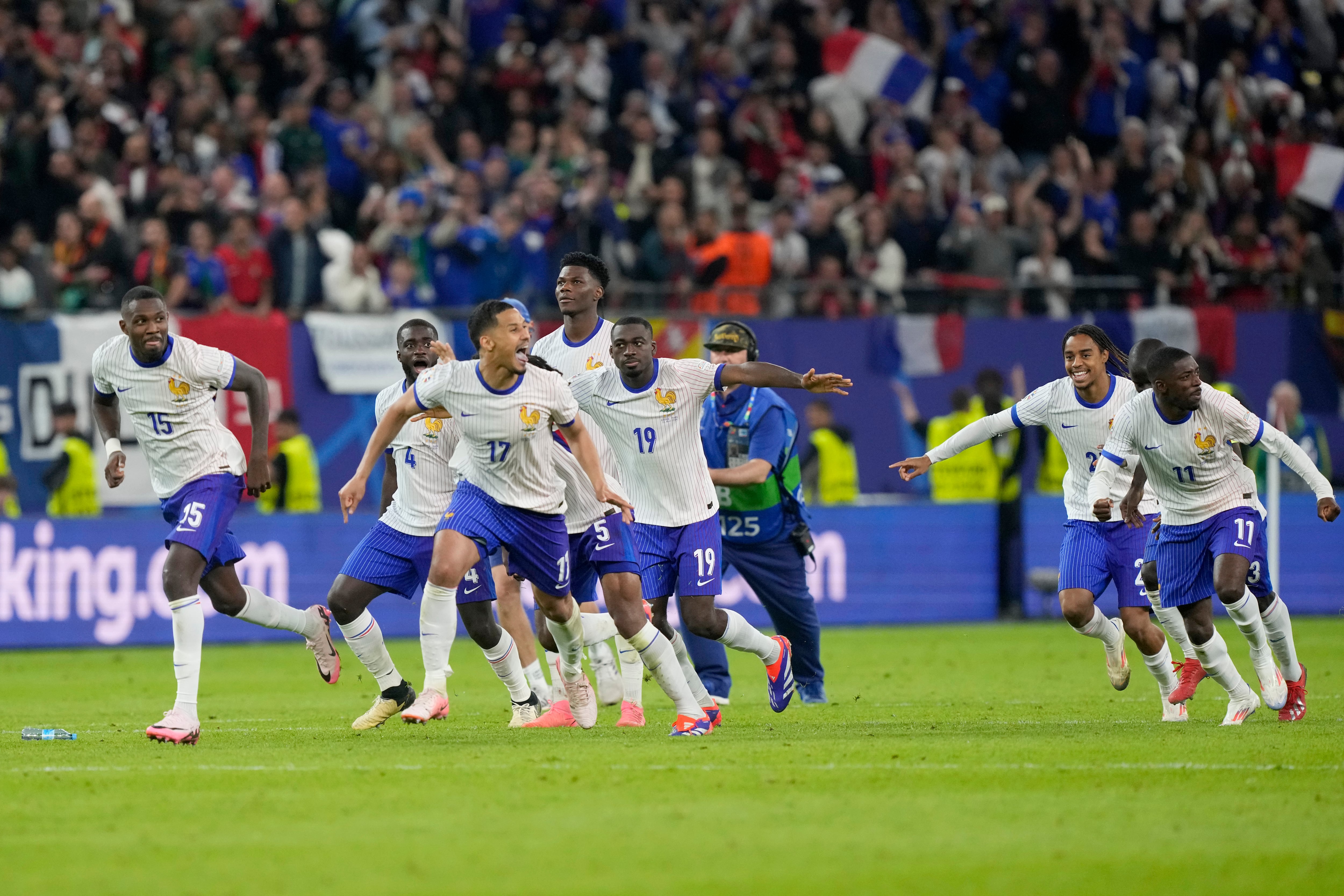 Los jugadores de Francia corren celebrando después de que Theo Hernández de Francia anotó el gol ganador en la tanda de penales después de que el partido terminó sin goles durante un partido de cuartos de final entre Portugal y Francia en el torneo de fútbol Euro 2024 en Hamburgo, Alemania, el viernes 5 de julio de 2024. (AP Foto/Martin Meissner)