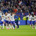 Los jugadores de Francia corren celebrando después de que Theo Hernández de Francia anotó el gol ganador en la tanda de penales después de que el partido terminó sin goles durante un partido de cuartos de final entre Portugal y Francia en el torneo de fútbol Euro 2024 en Hamburgo, Alemania, el viernes 5 de julio de 2024. (AP Foto/Martin Meissner)