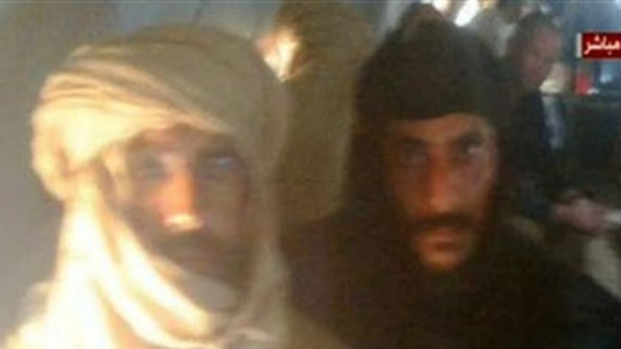 En esta imágen, tomada de video, Seif al-Islam Gadhafi (izq.) es custodiado tras ser capturado y se le transporta hacia Zintan, en territorio libio.
