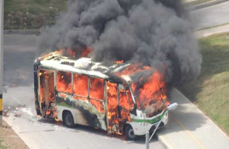 Doce hombres quemaron un bus alimentador del metro en el sector conocido como La Lomas de los Bernal. Foto: Archivo particular.
