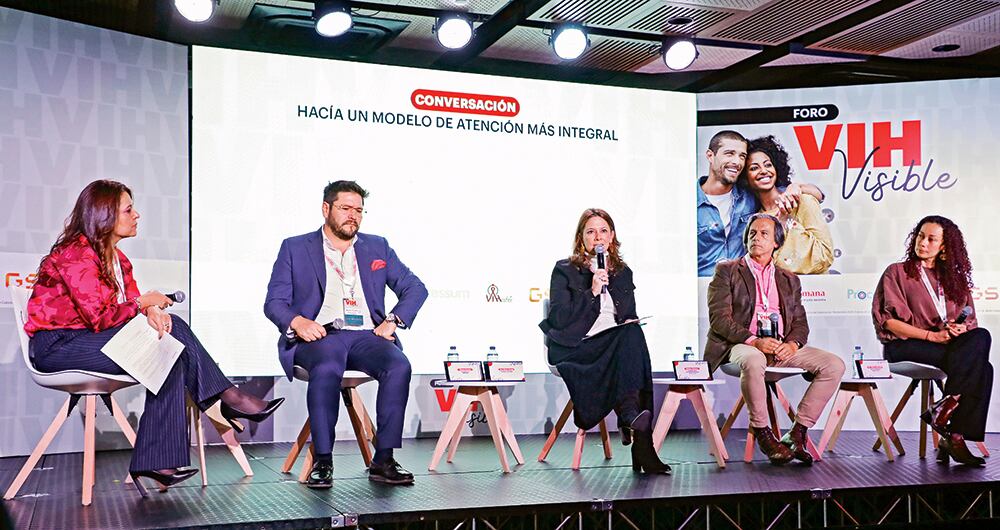 Liz Garavito, directora de Processum; Álvaro Puerto, presidente de SIES Salud; Ana María Vesga, presidenta de Acemi; Néstor Álvarez, presidente de la Asociación de Pacientes de Alto Costo, y Mónica Mantilla, médica experta en VIH.