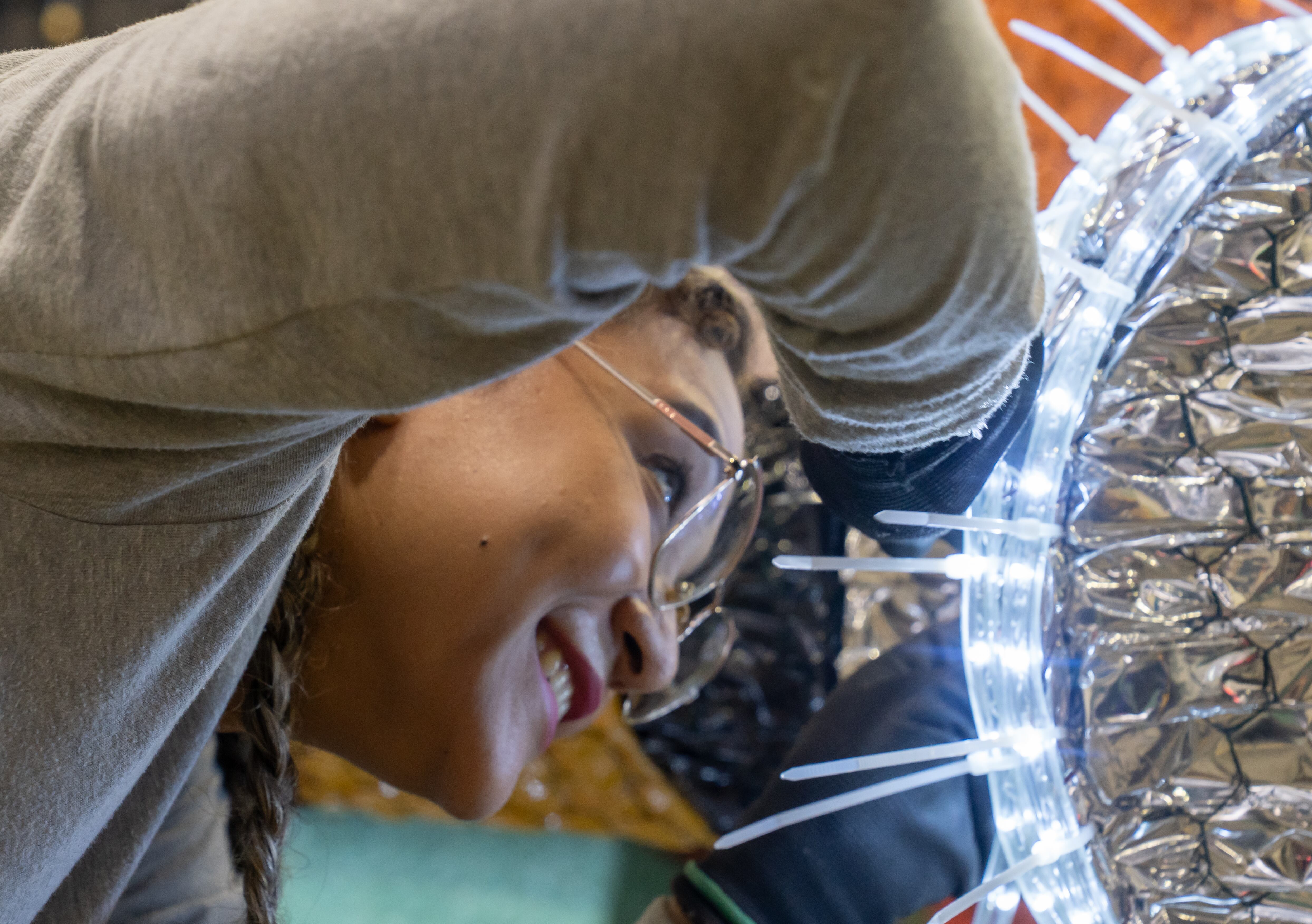 Los alumbrados de Medellín de 2025, que fueron tejidos a mano por 150 artesanas, madres cabeza de familia