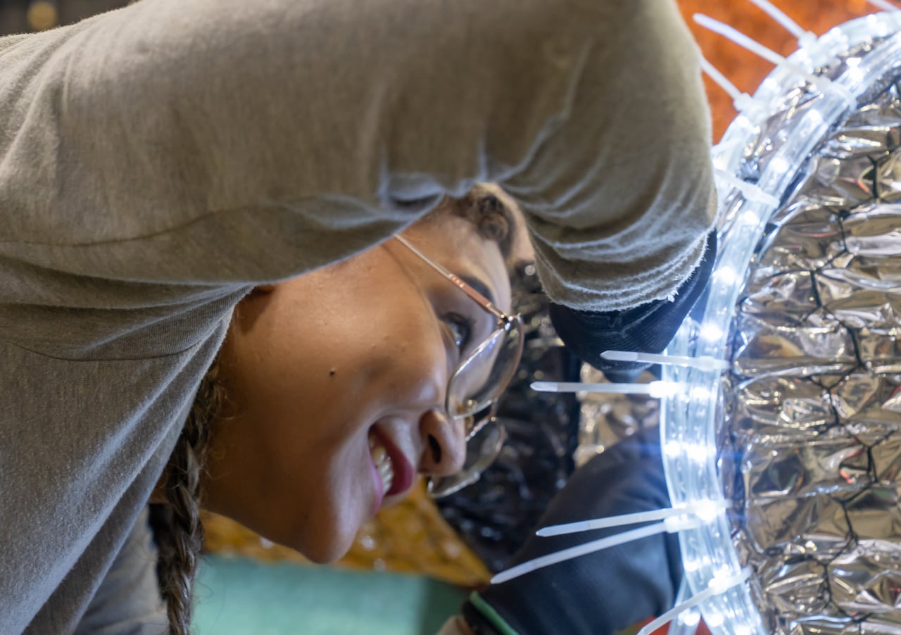 Los alumbrados de Medellín de 2025, que fueron tejidos a mano por 150 artesanas, madres cabeza de familia