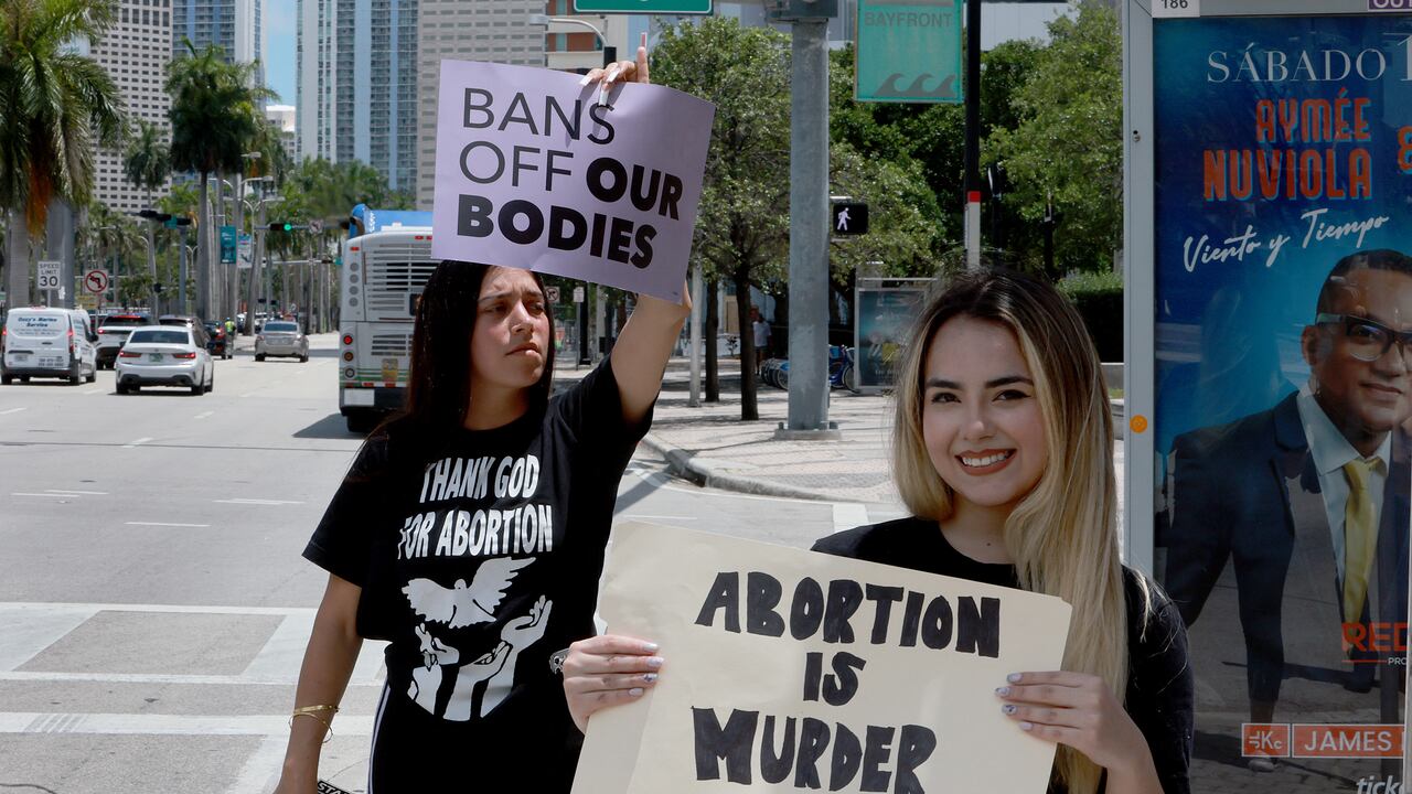 Manifestantes en Florida protestan tras la filtración de una decisión de la Corte Suprema sobre el aborto.