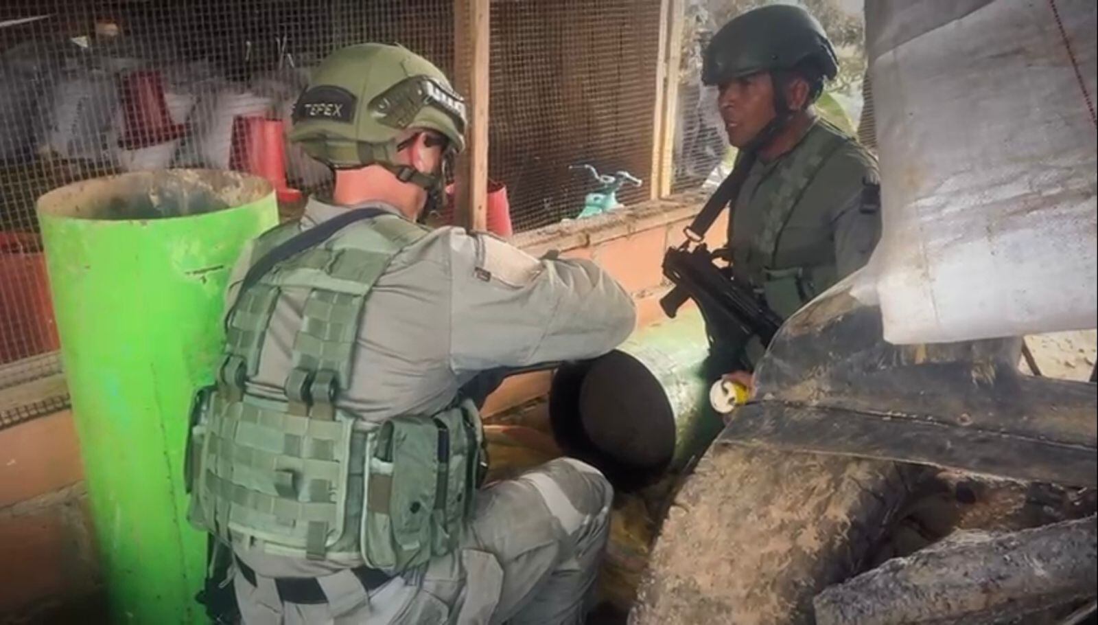 Integrantes de la Policía Nacional desactivando las cargas explosivas.