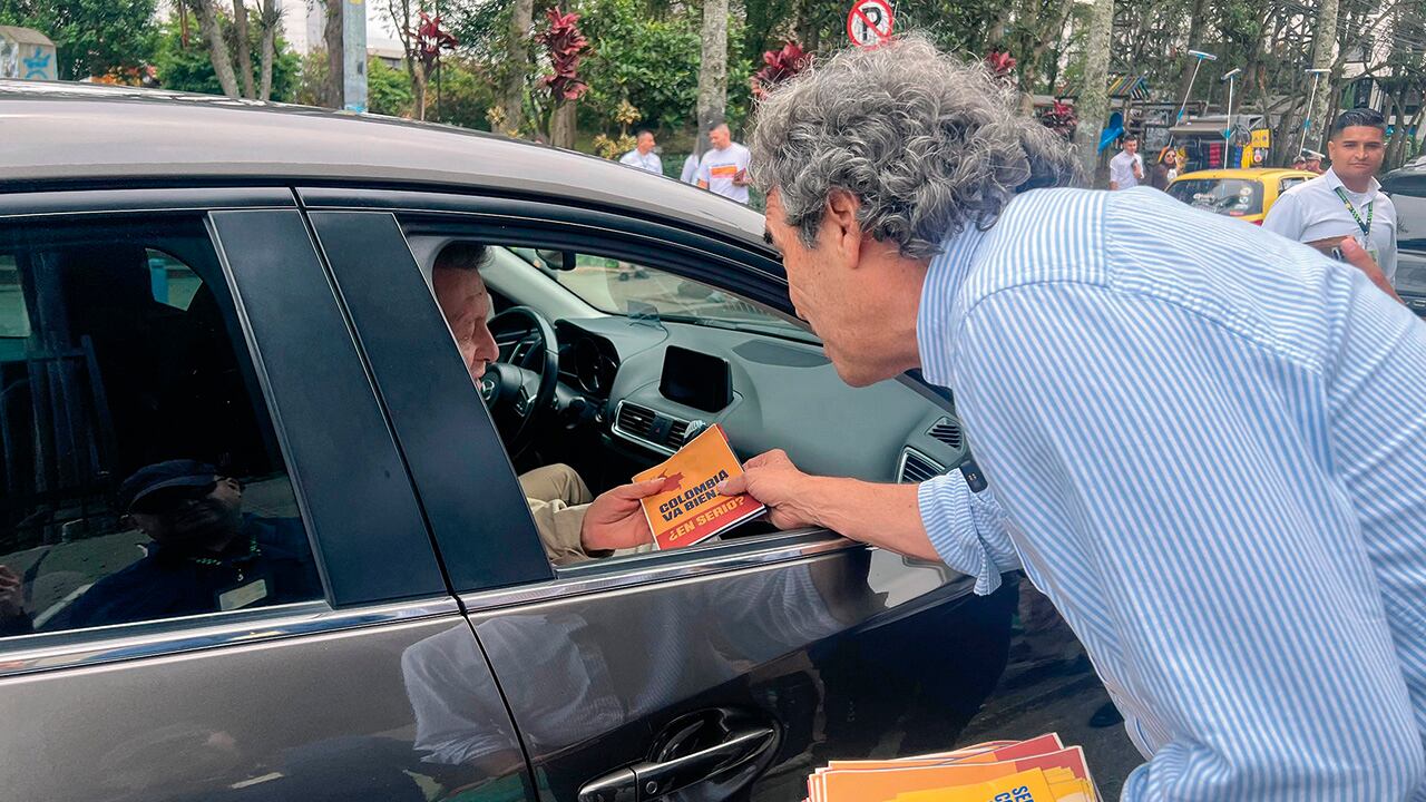 "Estamos en cuarta posición, es un camino largo, estrecho y empinado y nos enfrentamos al obstáculo de que nos quieren sacar”, dice Sergio Fajardo.