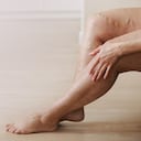 Los pies y las piernas peden inflamarse por retención de líquidos.