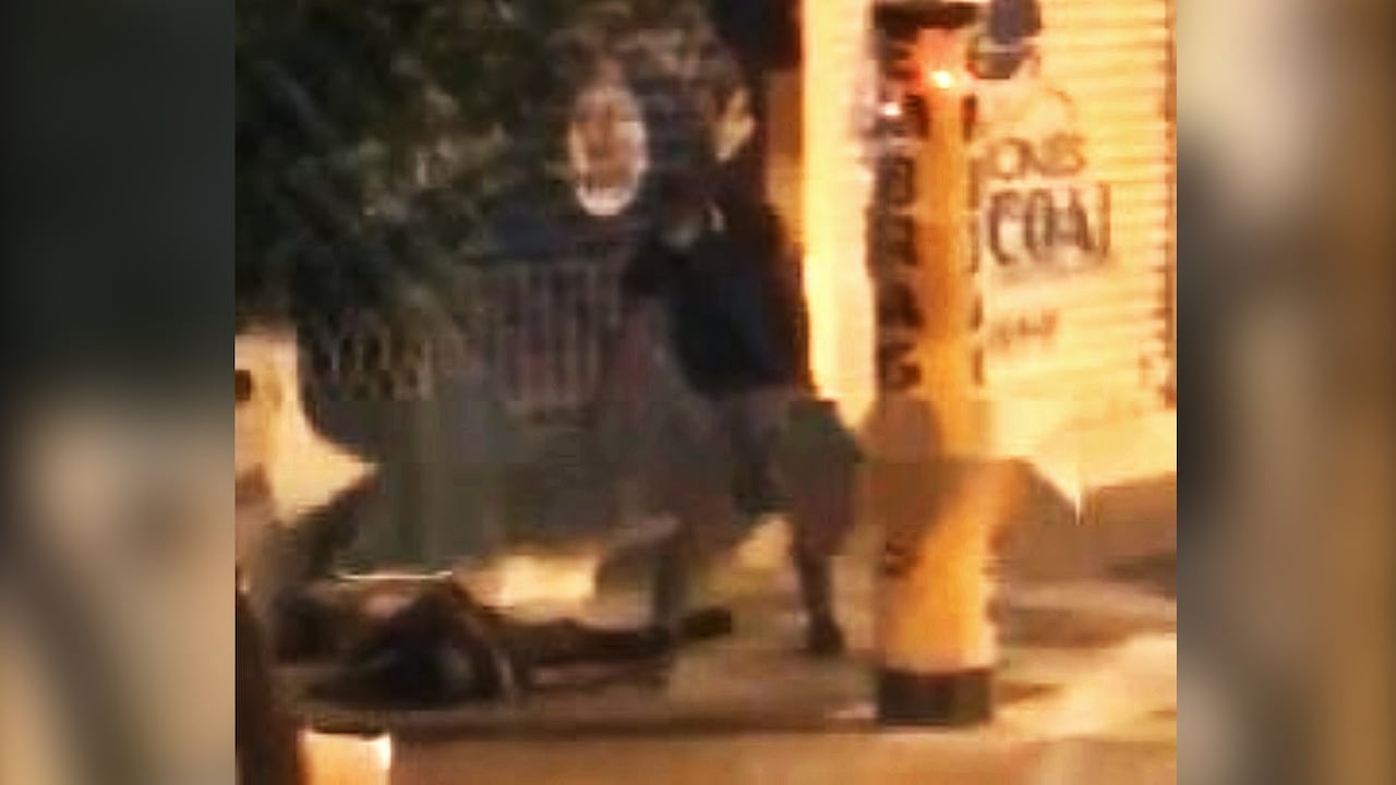 Tras los disparos, el sujeto huye ante la mirada de quienes lo estaban grabando y de algunos vendedores ambulantes del sector.