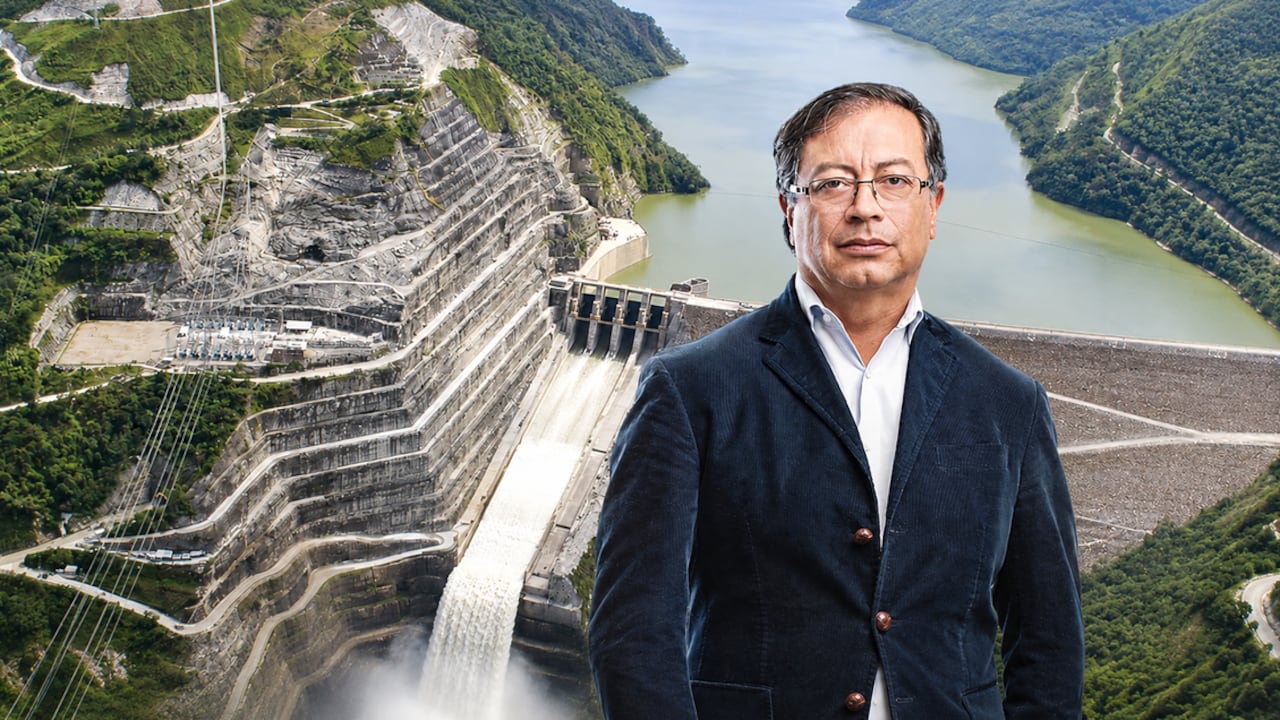 La central de Hidroituango, ubicada en Antioquia. Y, al frente, el expresidente Gustavo Petro