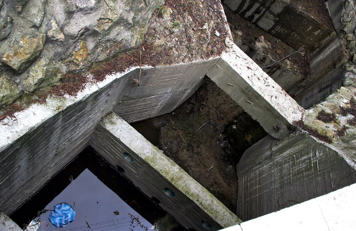 Este es el estado actual de un pequeño canal de agua que está en esos terrenos. Foto: SEMANA