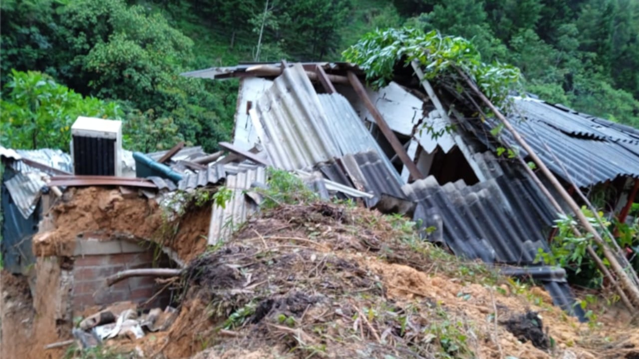 Deslizamiento de tierra en el corregimiento de San Antonio de Prado, Medellín.