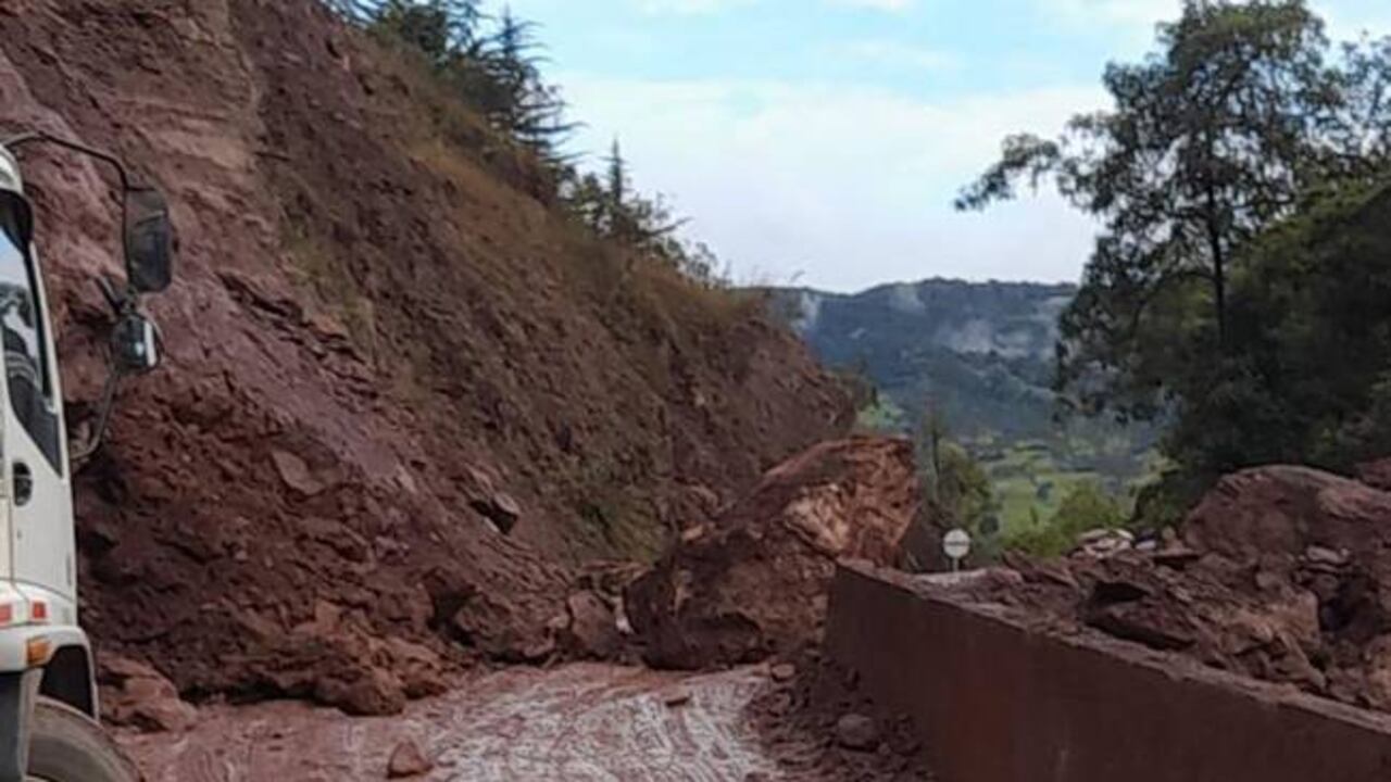 La afectación se presenta por derrumbe de tierra en el kilómetro 32, sector Pangote.