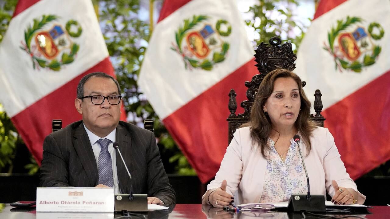 La presidenta de Perú , Dina Boluarte, da una conferencia de prensa en Lima.