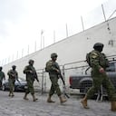 Policías y soldados se preparan para ingresar a la prisión El Inca para sofocar un motín en Quito, Ecuador, el lunes 8 de enero de 2024. El motín se produce un día después de que las autoridades ecuatorianas informaran que, en otra prisión de la ciudad de Guayaquil, la pandilla Los Choneros El líder Adolfo Macías, alias “Fito”, no se encontraba en su celda. Hace una década, huyó de otra instalación. (Foto AP/Dolores Ochoa)