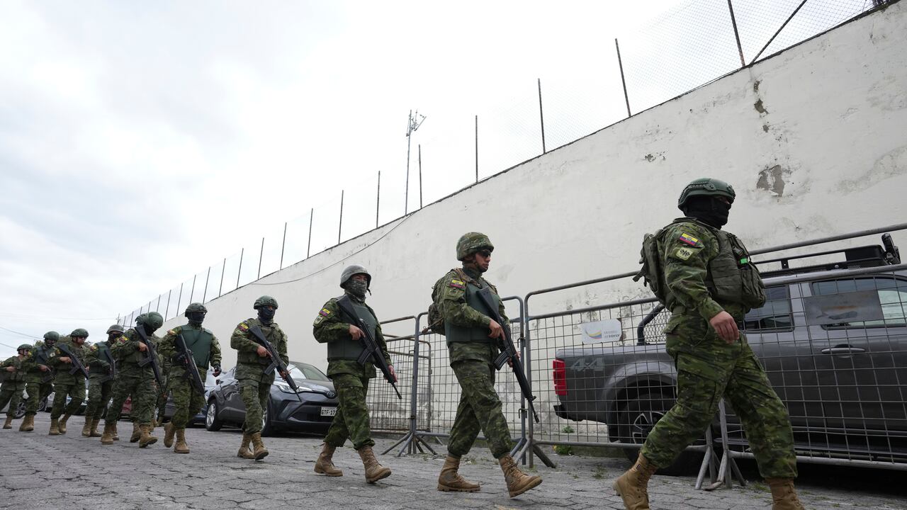 Policías y soldados se preparan para ingresar a la prisión El Inca para sofocar un motín en Quito, Ecuador, el lunes 8 de enero de 2024. El motín se produce un día después de que las autoridades ecuatorianas informaran que, en otra prisión de la ciudad de Guayaquil, la pandilla Los Choneros El líder Adolfo Macías, alias “Fito”, no se encontraba en su celda. Hace una década, huyó de otra instalación. (Foto AP/Dolores Ochoa)