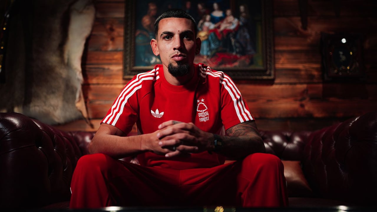 Daniel Muñoz luce los colores del Nottingham Forest, equipo de la Premier League de Inglaterra.