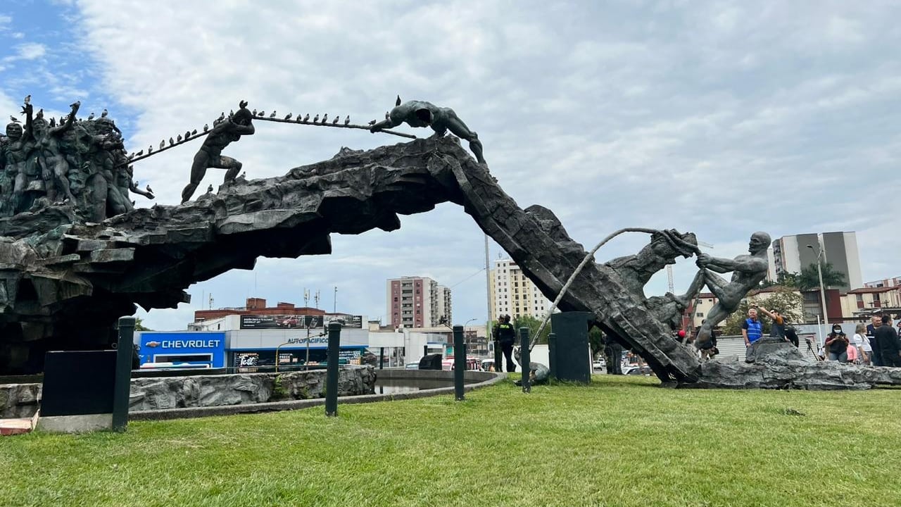 El Monumento a la Solidaridad sufrió un colapso en la parte superior de su estructura.