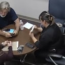 Se conocen imágenes del momento en que la policía le informa al actor Alec Baldwin que la directora de fotografía Halyna Hutchins falleció.