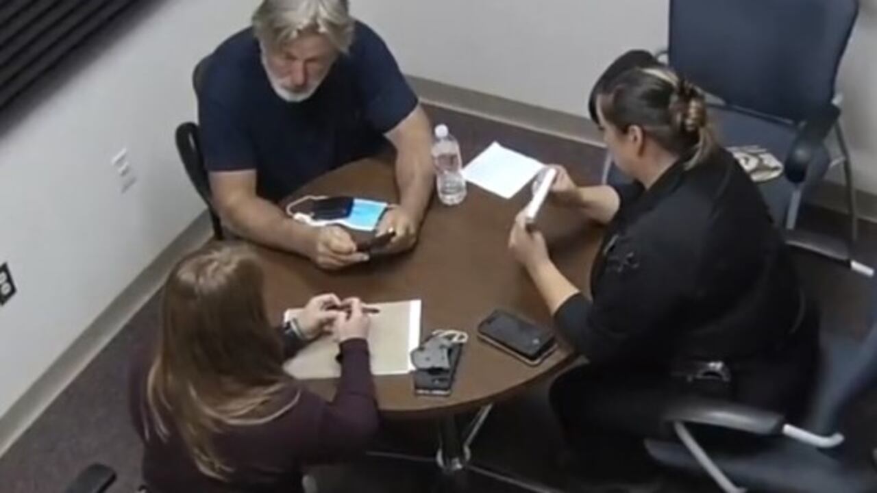 Se conocen imágenes del momento en que la policía le informa al actor Alec Baldwin que la directora de fotografía Halyna Hutchins falleció.