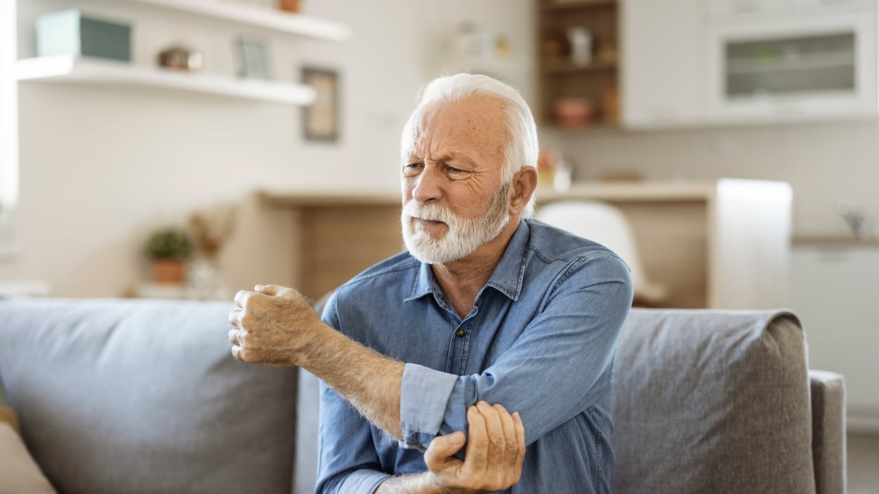 El dolor en los huesos se asocia con la artritis.