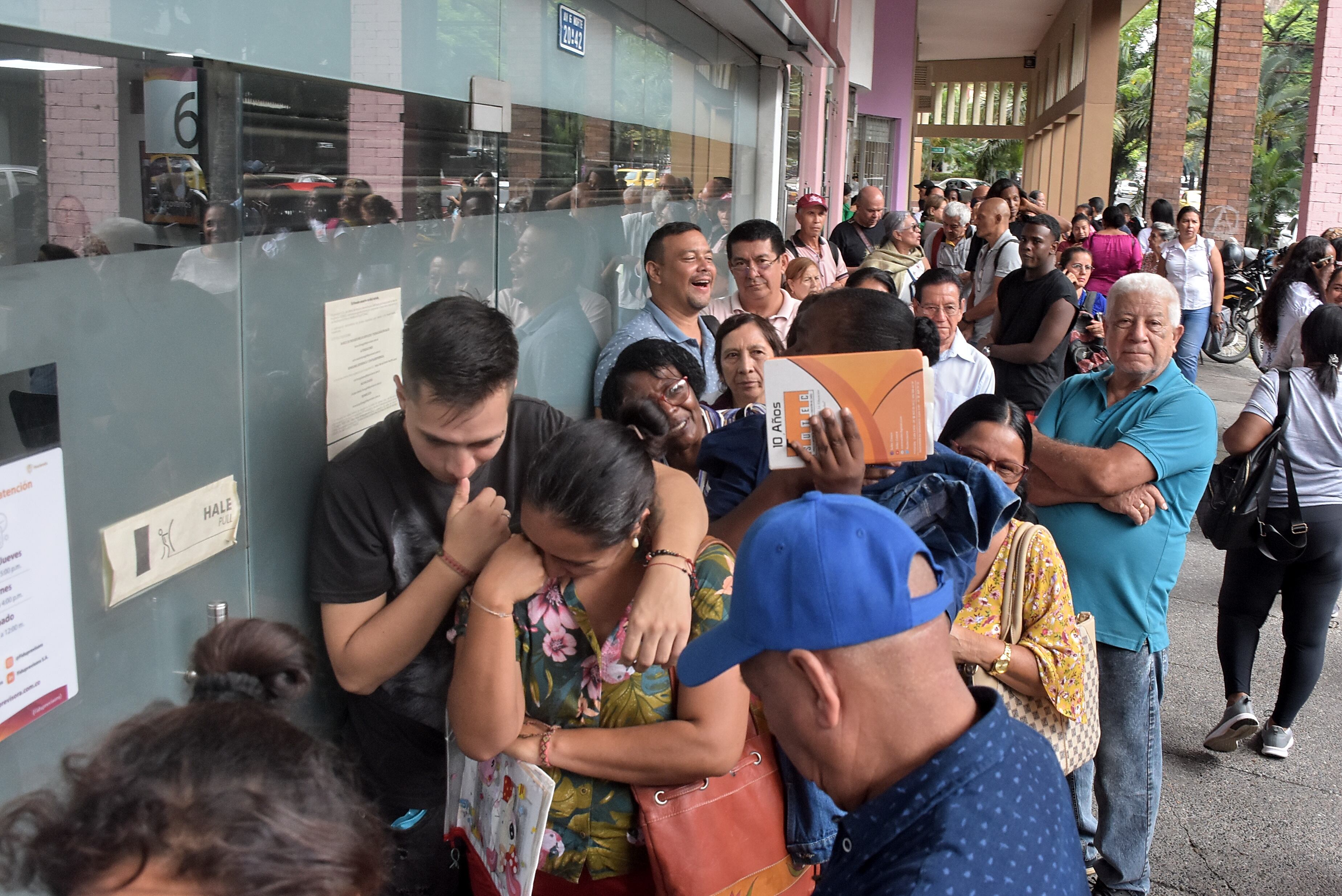 Cientos de Maestros se encuentran a las afueras de la Fiduprevisora en busca de una solución para la entrega de sus medicamentos y órdenes para exámenes con especialistas.