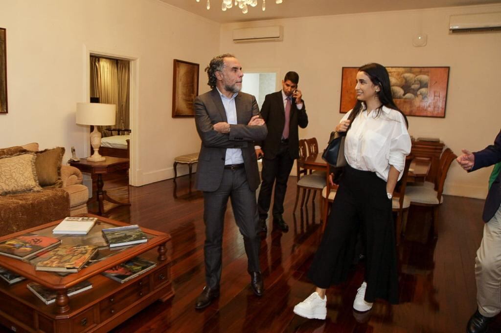 En Caracas, el gobierno de Nicolás Maduro conservó la sede diplomática colombiana.