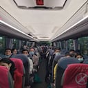 Las jugadoras del equipo de fútbol femenino juvenil de Afganistán, llegaron a Londres junto con algunos de sus familiares. Foto Twitter @khalida_popal