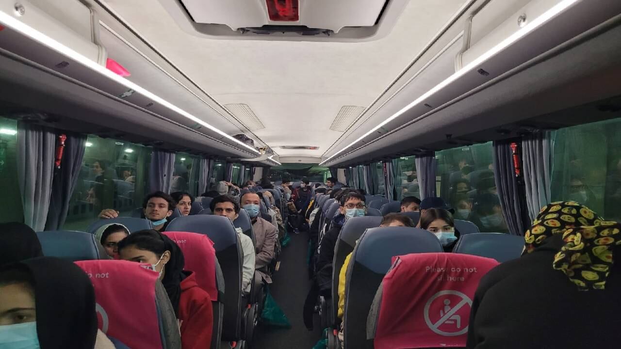 Las jugadoras del equipo de fútbol femenino juvenil de Afganistán, llegaron a Londres junto con algunos de sus familiares. Foto Twitter @khalida_popal