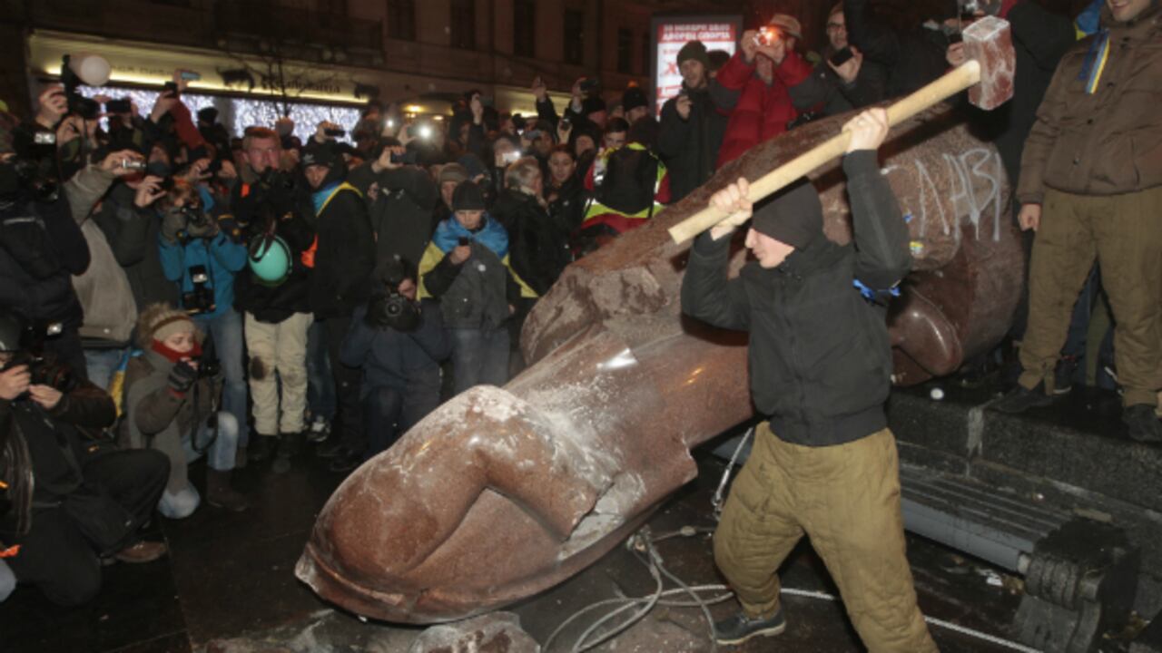 En Kiev, Ucrania, tumbaron una escultura de Lenin como muestra del descontento por los acercamientos con Rusia y el rompimiento con la UE.