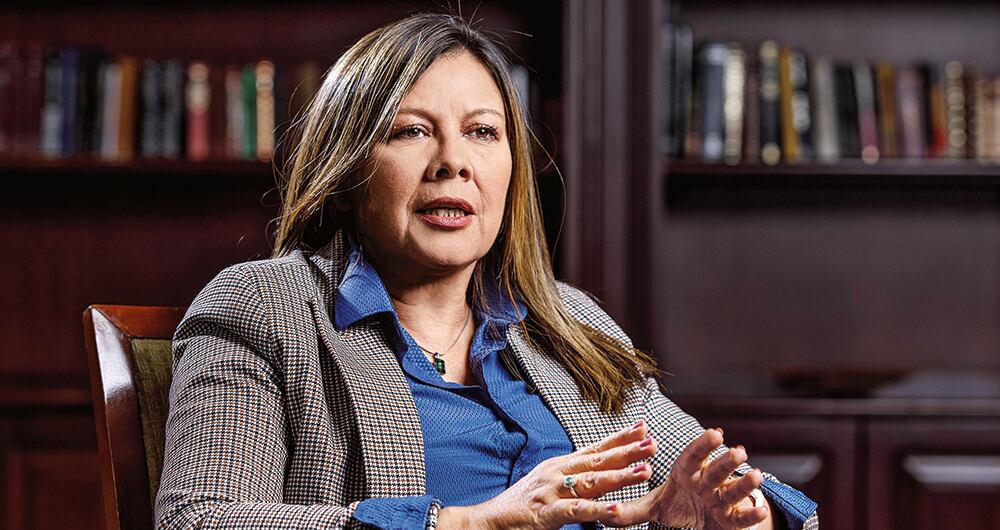    La Fiscalía de Luz Adriana Camargo no ha escondido su interés de ayudarle al hijo del presidente. De hecho, la fiscal, quien fue ternada por Petro, terminó cumpliéndole uno de los mayores deseos a Nicolás Petro: le quitó del camino al fiscal Mario Burgos. La fiscal confirmó que la defensa de Nicolás Petro se acercó al ente acusador para plantear lo que sería un preacuerdo.