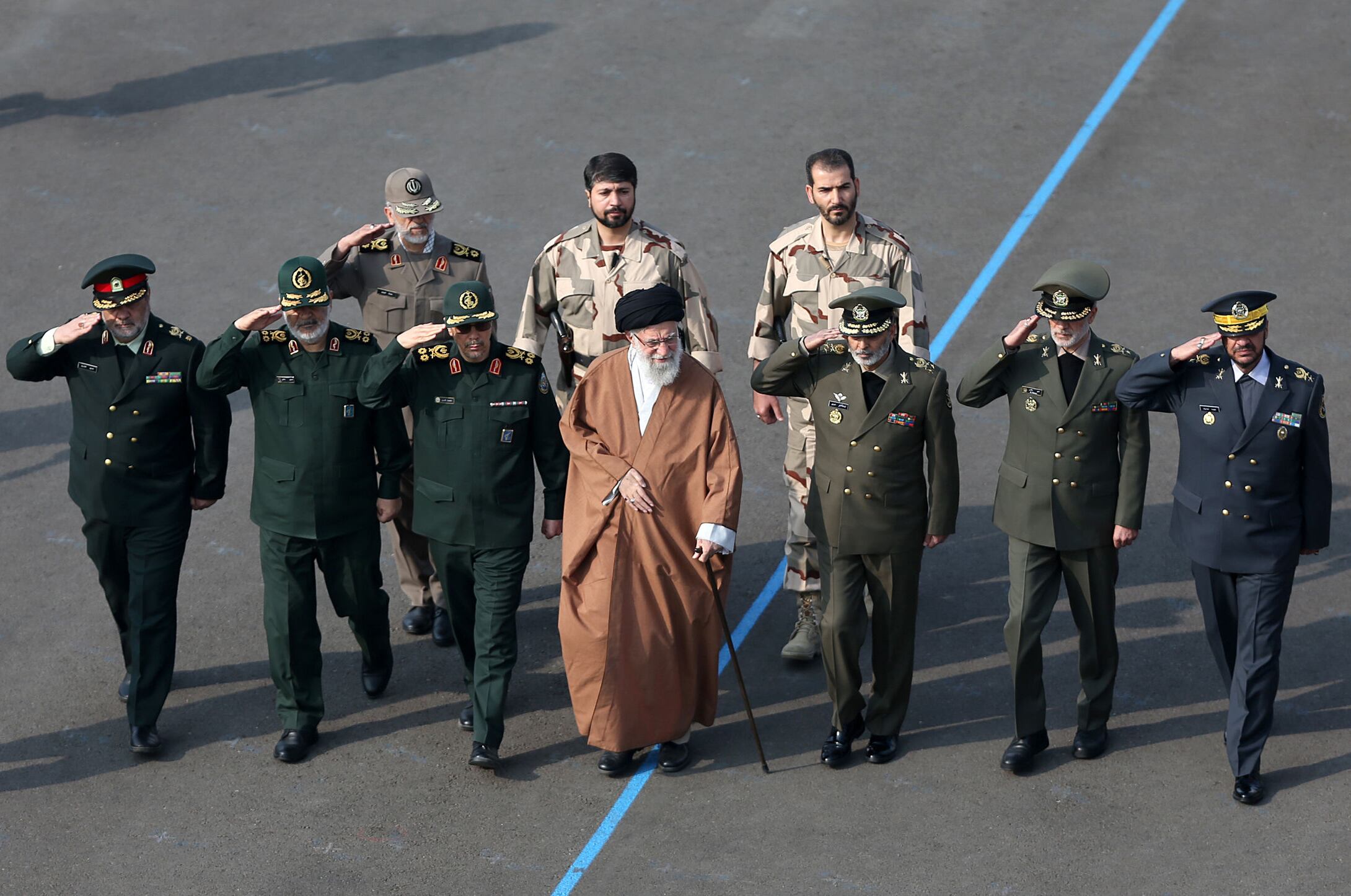 Una foto de archivo del 30 de octubre de 2019 muestra al Líder Supremo iraní, Alí Jamenei, y al Comandante en Jefe del Cuerpo de la Guardia Revolucionaria Islámica, Hossein Salami, asistiendo a la ceremonia de graduación de los estudiantes de la Universidad de Defensa Aérea Hatam al-Anbiya en Teherán, Irán.