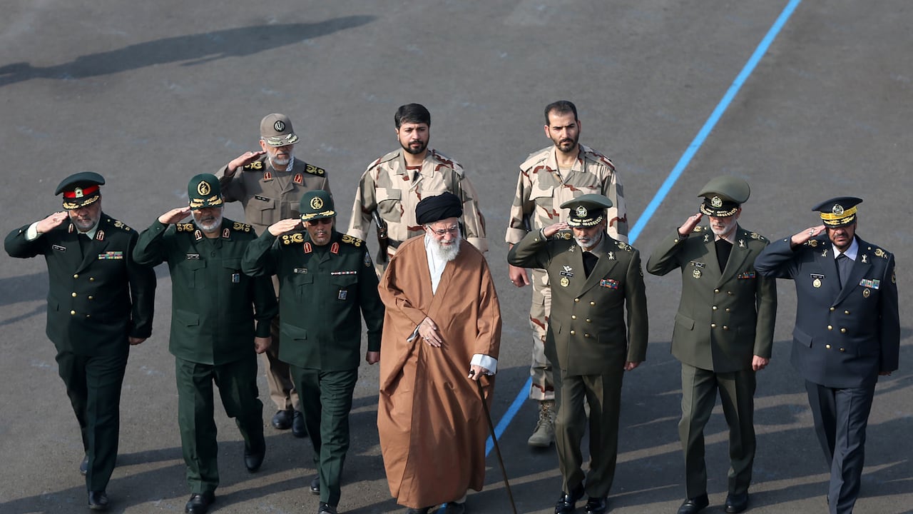 Una foto de archivo del 30 de octubre de 2019 muestra al Líder Supremo iraní, Alí Jamenei, y al Comandante en Jefe del Cuerpo de la Guardia Revolucionaria Islámica, Hossein Salami, asistiendo a la ceremonia de graduación de los estudiantes de la Universidad de Defensa Aérea Hatam al-Anbiya en Teherán, Irán.