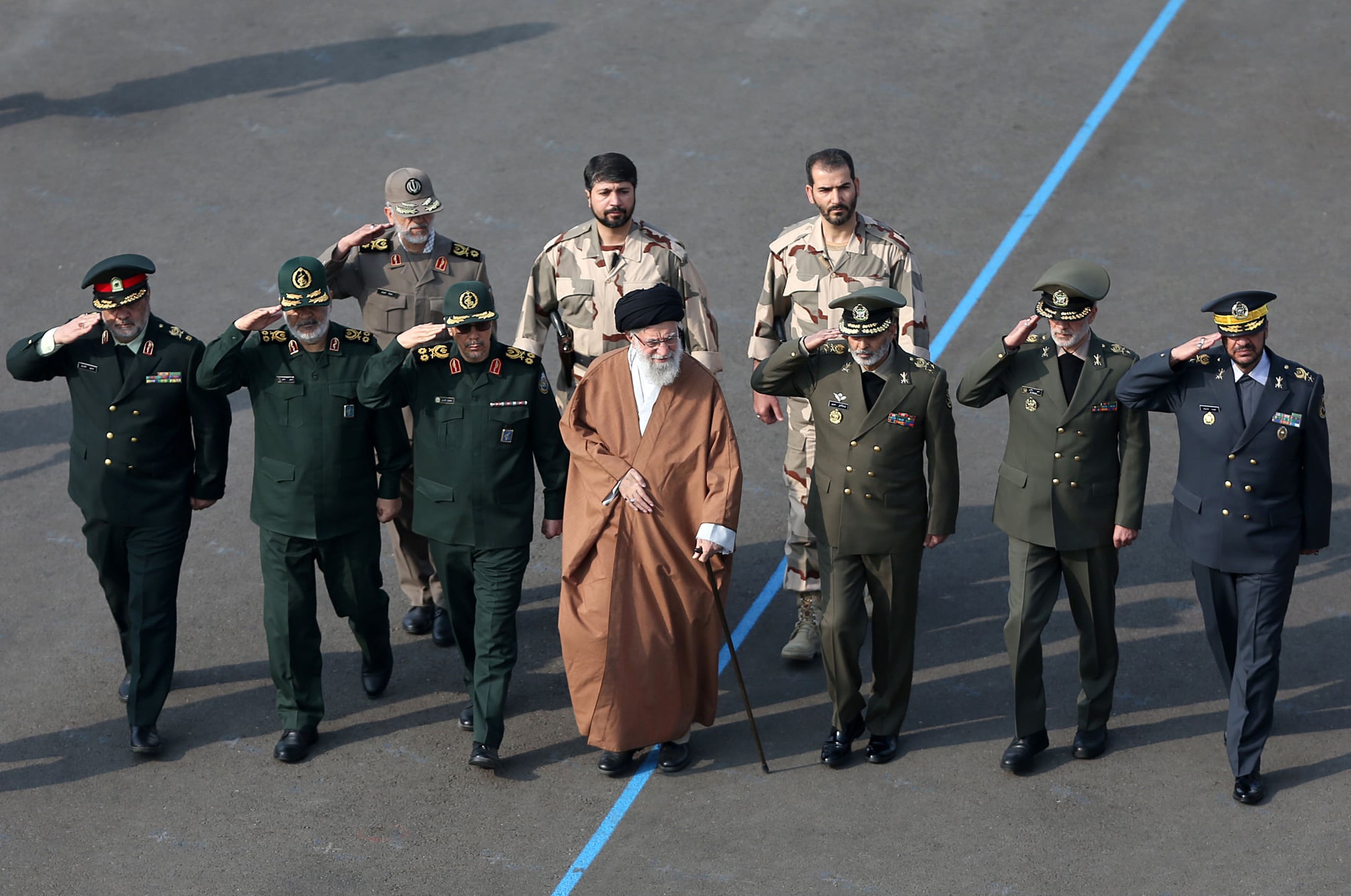 Una foto de archivo del 30 de octubre de 2019 muestra al Líder Supremo iraní, Alí ​​Jamenei, y al Comandante en Jefe del Cuerpo de la Guardia Revolucionaria Islámica, Hossein Salami, asistiendo a la ceremonia de graduación de los estudiantes de la Universidad de Defensa Aérea Hatam al-Anbiya en Teherán, Irán.