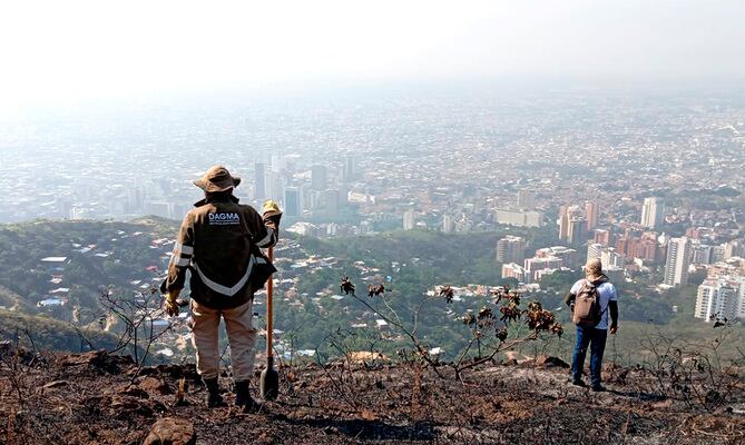 El Departamento Administrativo de Gestión del Medio Ambiente dispuso toda su capacidad operativa, para apoyar las labores de extinción de incendios en los cerros tutelares de Cali.