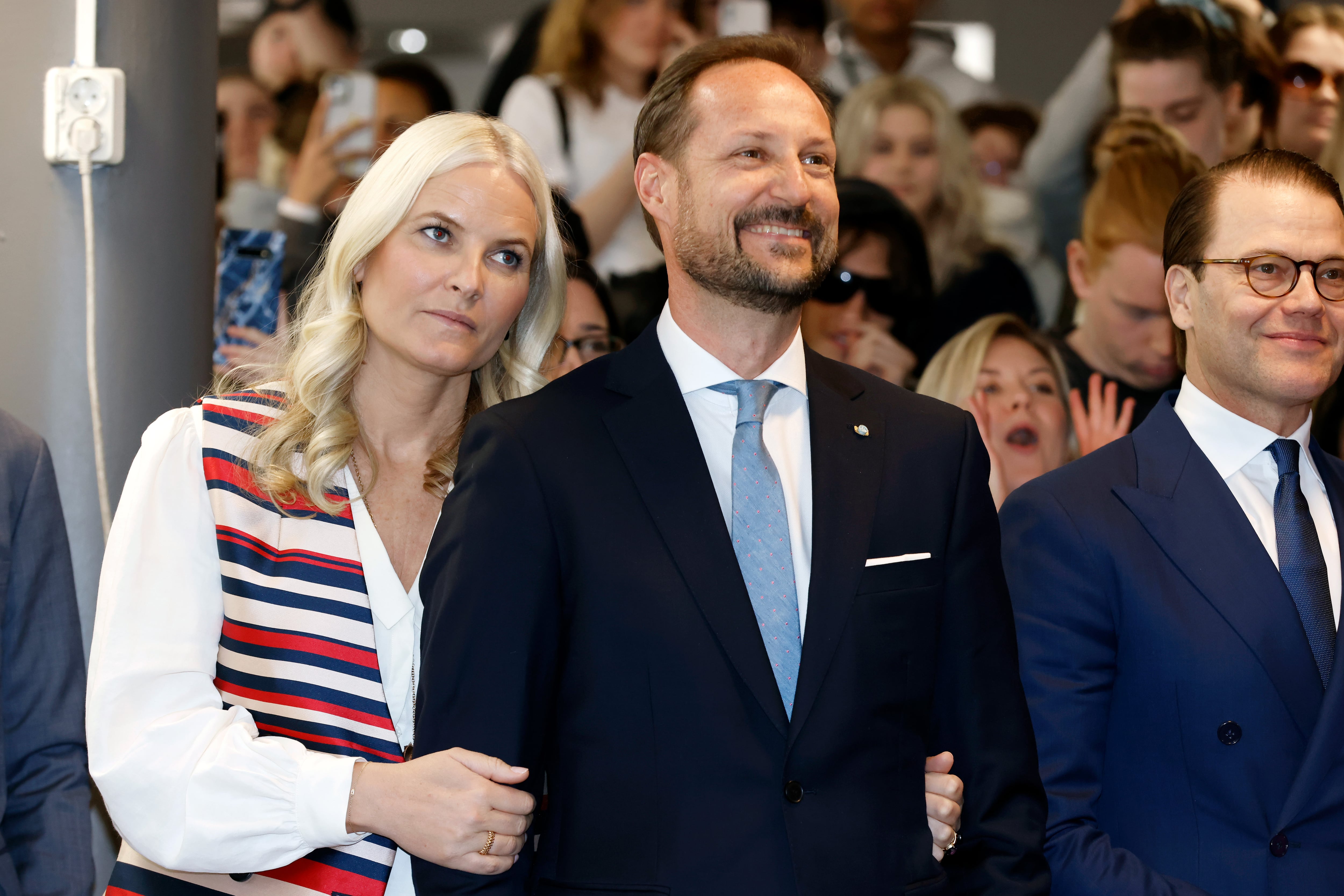 La reina consorte Mette-Marit tiene una imagen negativa en Noruega, por ello se espera que el rey Haakon VIII tenga un comienzo de reinado con una baja favorabilidad.