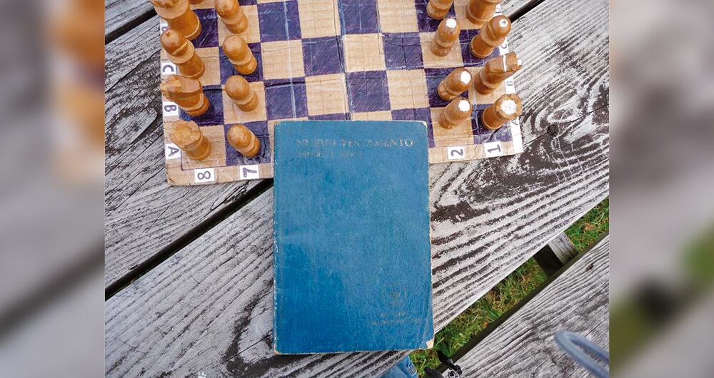  Estos son el ajedrez, el radio y la Biblia que Gonsalves conserva de su secuestro.