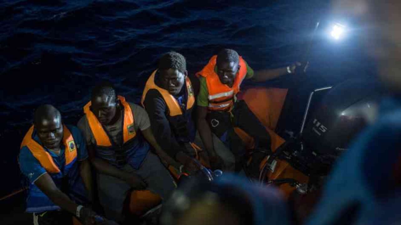 Al menos 63 personas desaparecieron en un nuevo naufragio.