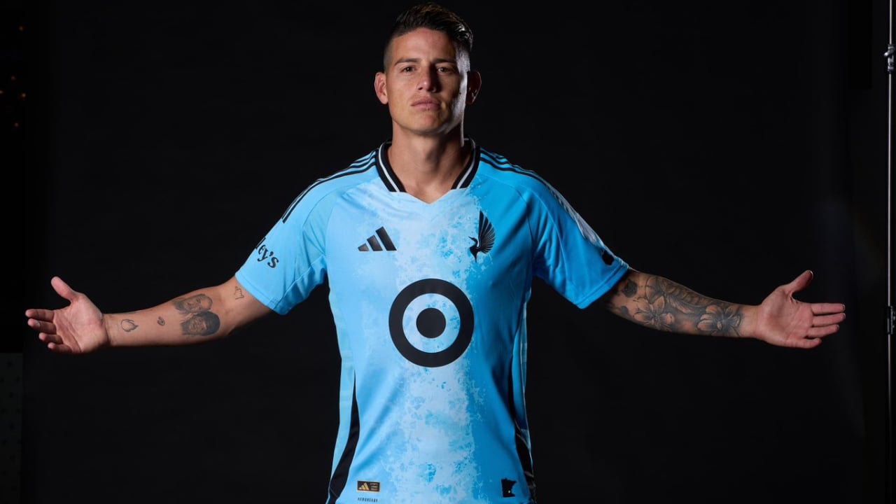 James Rodríguez posando con la camiseta del Minnesota United de la MLS, su nuevo equipo.