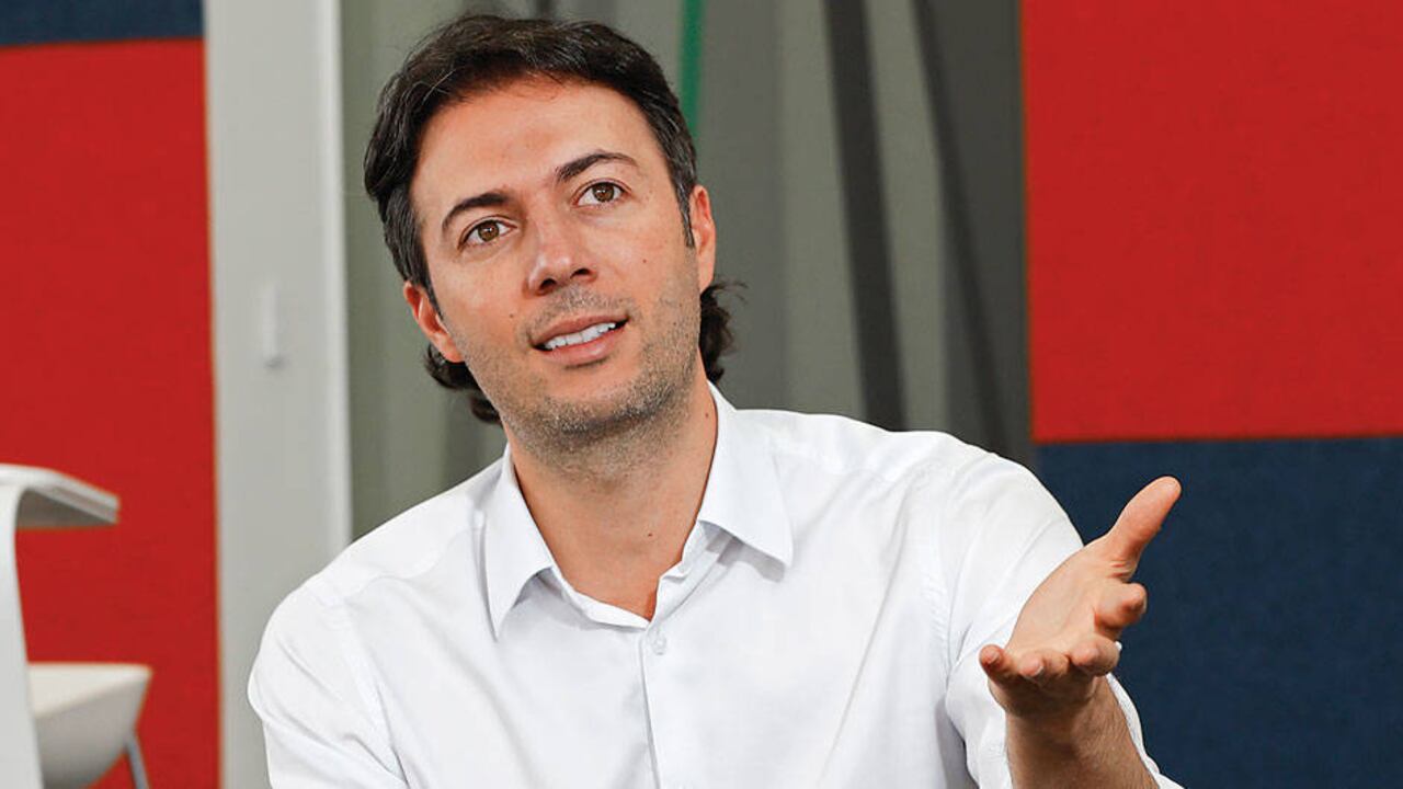 Daniel Quintero se ha hecho conocer por denuncias sobre Hidroituango y su activismo en las redes sociales.