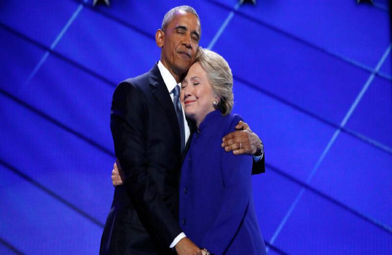 El cariño de Obama y Hillary. La aspirante demócrata a la Casa Blanca, Hillary Clinton, y el actual  presidente de Estados Unidos, Barack Obama, se fundieron en un abrazo  histórico tras el discurso de apoyo a la candidata que el mandatario pronunció en la Convención Demócrata, en Filadelfia, el 27 de julio. Rápidamente el  cálido gesto capturado en esta imagen fue blanco de graciosos memes. 