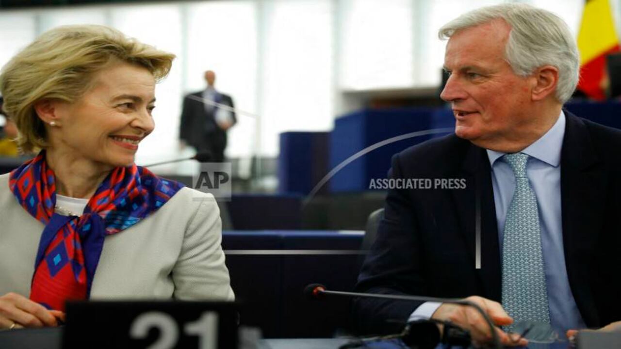 La presidente de la Comisión Europea conversa con el negociador del Brexit Michel Barnier en el Parlamento Europeo, Estrasburgo, Francia, martes 14 de enero de 2020. Foto: Jean-Francois Badias/ AP.