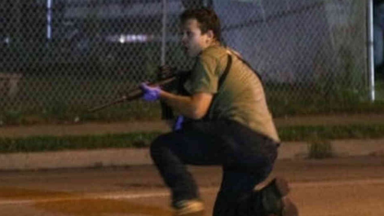 Imagen de un joven armado en las calles de Kenosha, Wisconsin, que los medios han identificado como Kyle Rittenhouse.