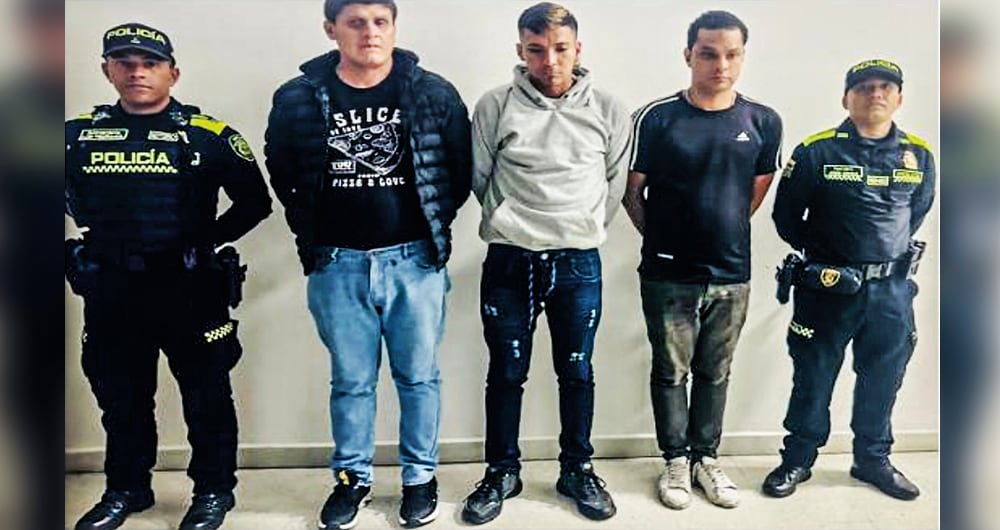 La oficina de sicarios que atentó contra Miguel Uribe Turbay, comandada por el Costeño y el Caleño, asesinó a un ciudadano mexicano en Medellín. Las autoridades detectaron los registros hoteleros de los criminales, llevados desde Bogotá. Fueron capturados.