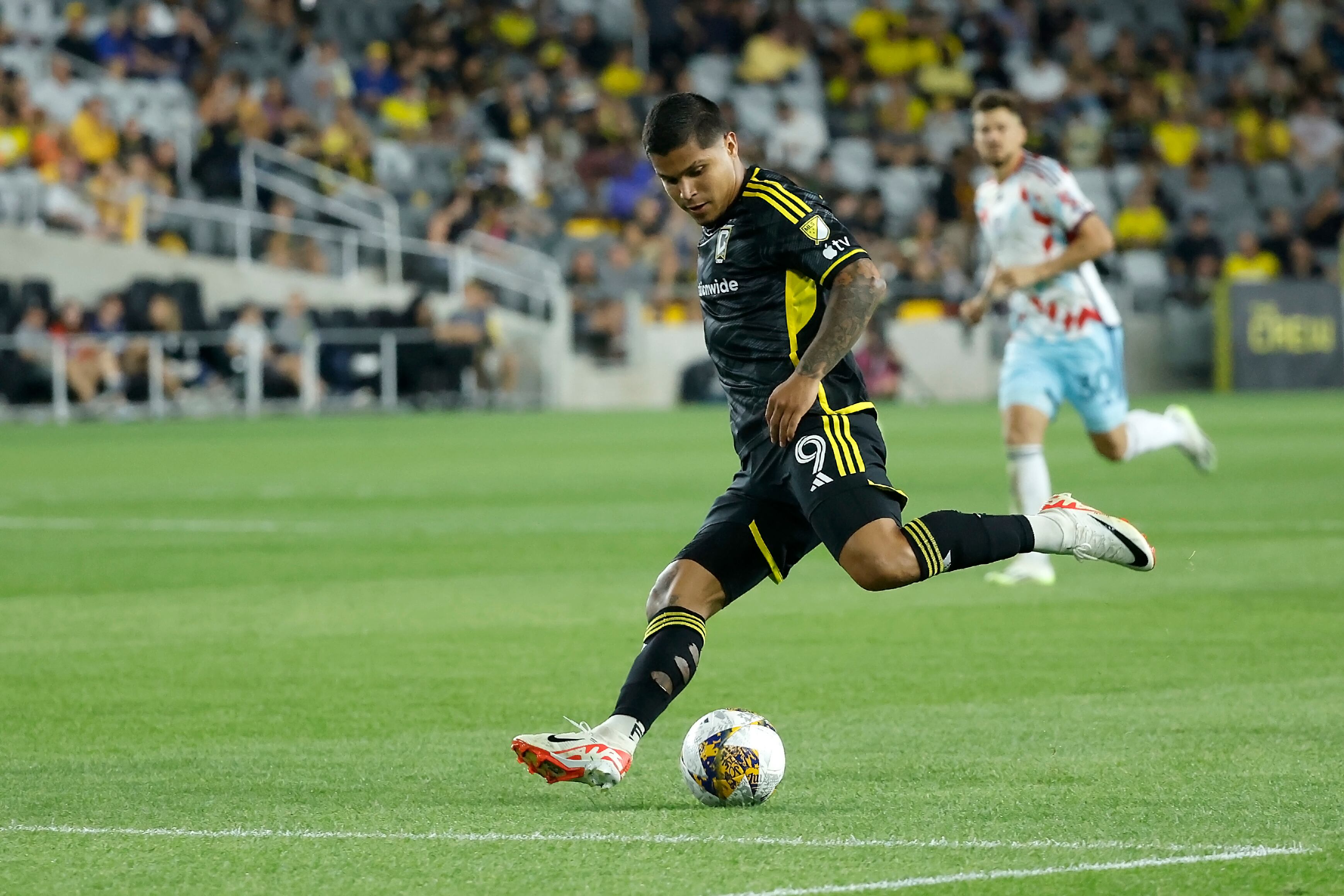 Cucho Hernández #9 del Columbus Crew controla el balón durante el partido contra el Chicago Fire FC en Lower.com Field el 20 de septiembre de 2023 en Columbus, Ohio. Colón derrotó a Chicago 3-0. (Foto de Kirk Irwin/Getty Images)