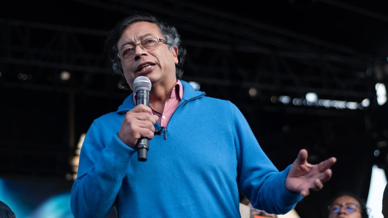 El candidato presidencial Gustavo Petro habla durante la presentación de los candidatos de la coalición política 'Pacto Histórico' en la ciudad de Bogotá, Colombia, el 2 de octubre de 2021, donde estuvieron presentes el candidato presidencial Gustavo Petro, la diputada María José Pizarro y el senador Roy Barreras. . (Foto de: Daniel Santiago Romero Chaparro / Long Visual Press / Universal Images Group a través de Getty Images)