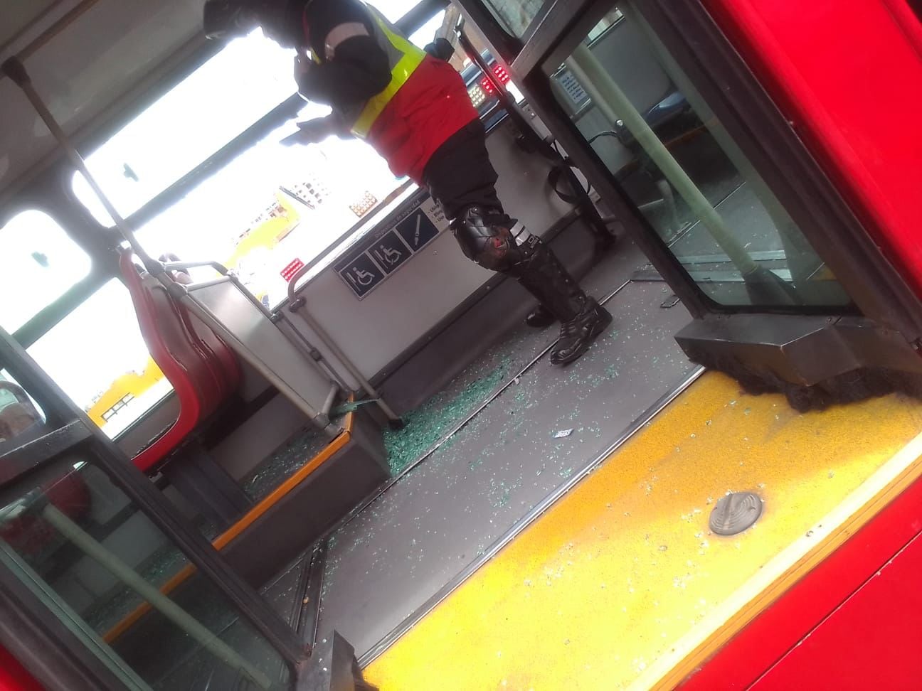 Accidente de un bus de Transmilenio con ambulancia.
