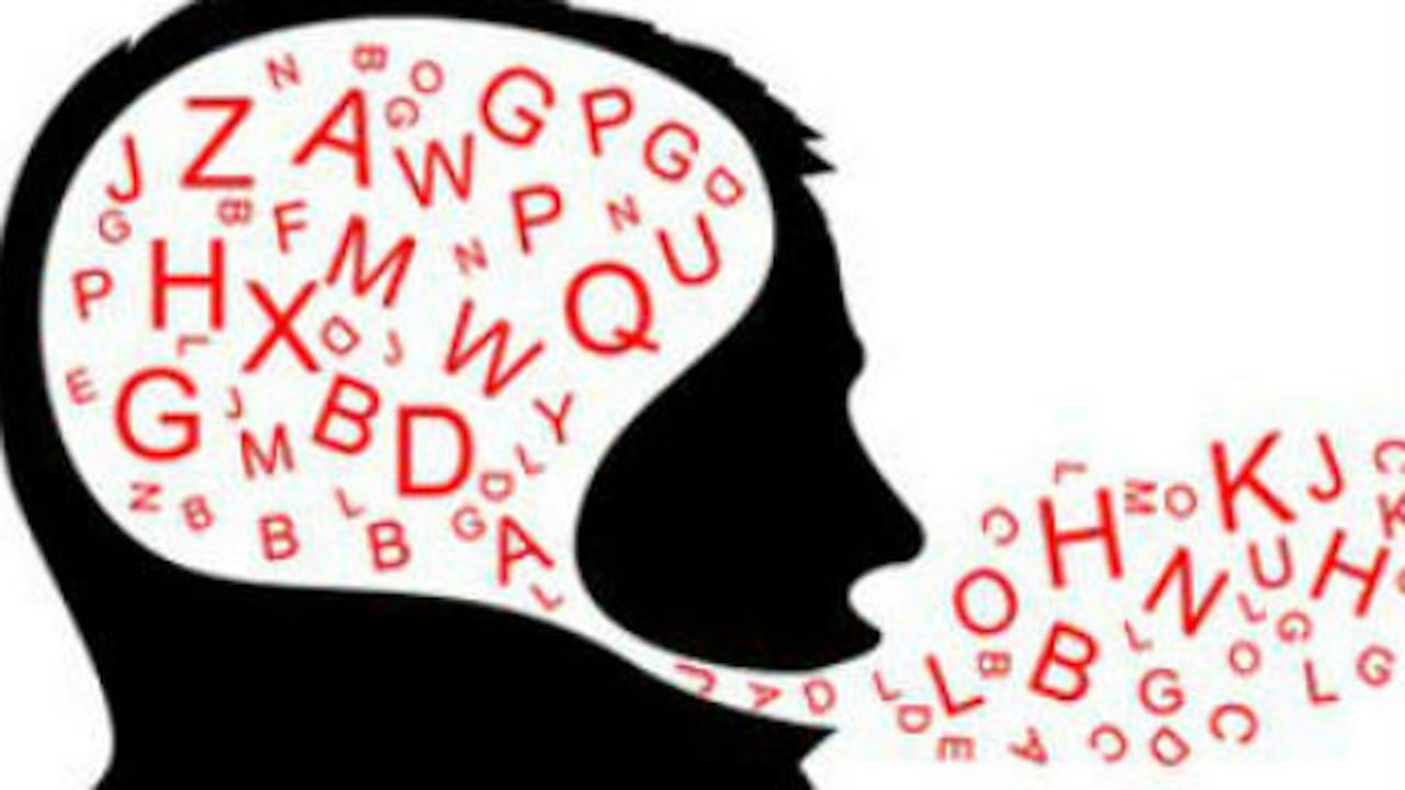 El experto dice que tener la experiencia de hablar otro idioma obliga a la persona a pensar de otra forma.