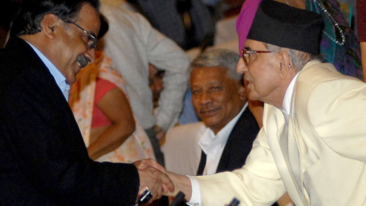 El líder de la guerrilla maoísta, Prachanda , y el primer ministro, Girija Prasad Koirala, firmaron la paz en Katmandú.